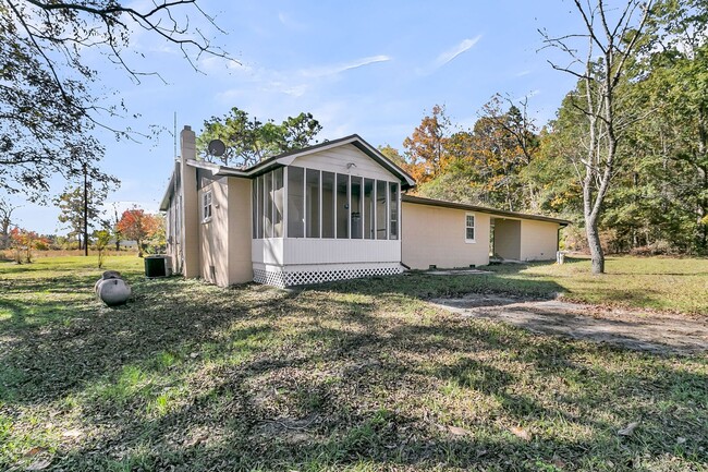 Building Photo - Tranquil Country Living on 2+ Acres — Spac...