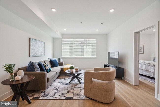 Building Photo - 1419 W Grange Ave