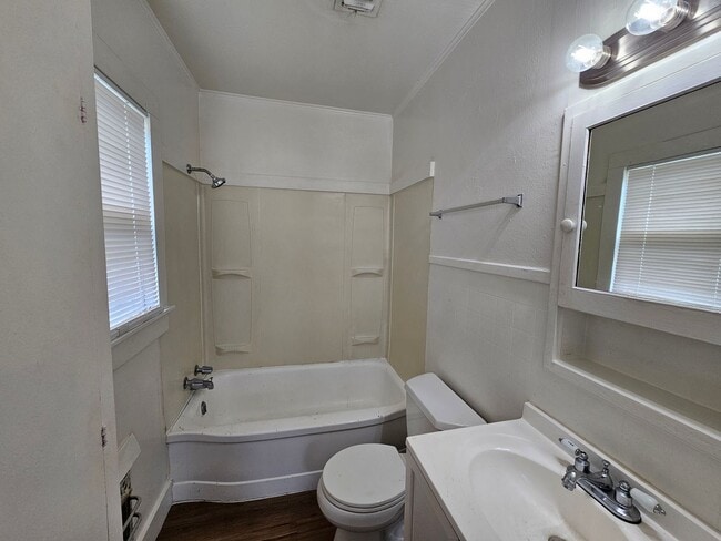 Building Photo - Ready for immediate move in! 2bed 1 bath a...