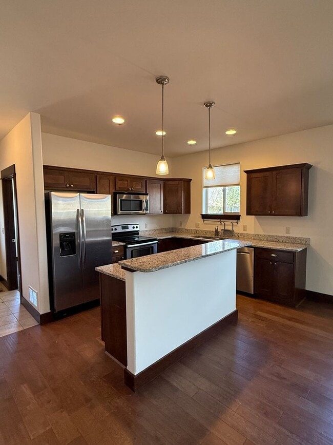 Building Photo - 5 bedroom 2.5 Bath home in Bozeman with at...
