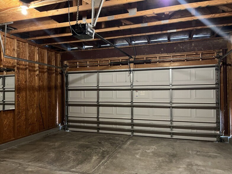 Building Photo - 527 Dubois Court