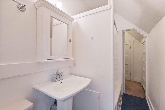 Building Photo - Spacious, light-filled 3-bdrm/2-bath vinta...