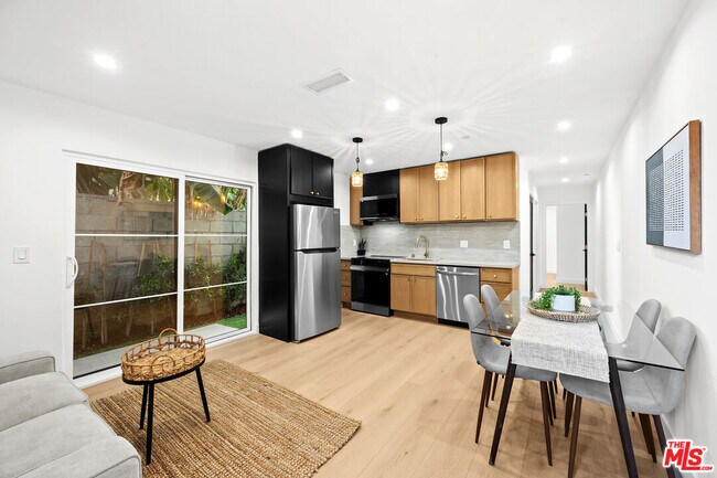 Primary Photo - 2326 S Dunsmuir Ave