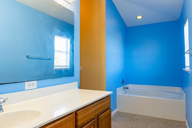 Building Photo - Spacious 4-Bed Groveland Home with Attached Garage, Central Air, and Private Patio