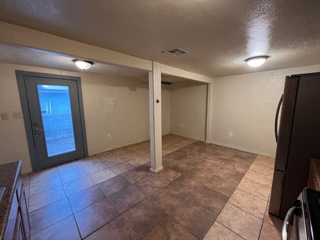 Building Photo - 928 S 7th Ave