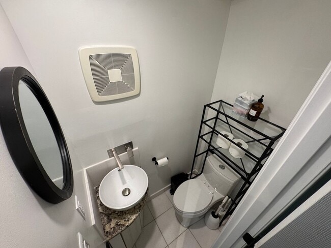 Building Photo - Stylish 3 Bed 1.5 Bath Home With A Fenced Patio In Warwick Village