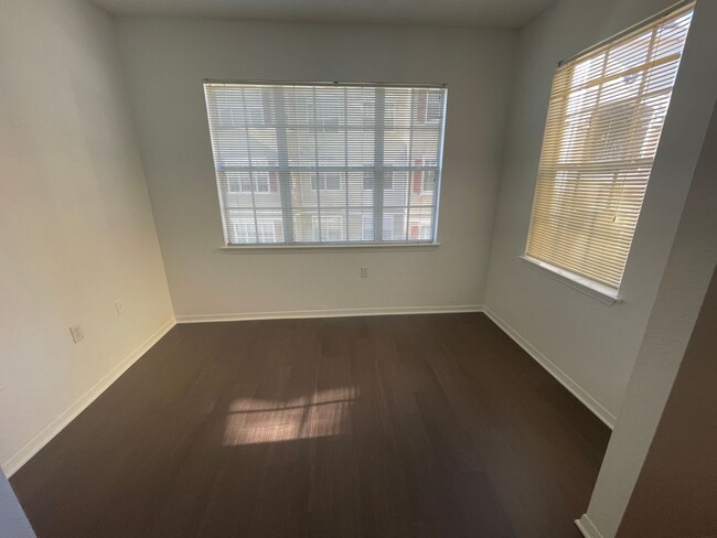 Building Photo - 2 Bed/2 Bath, 2nd Floor Condo at Villa Val...