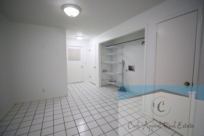 Building Photo - Westside Schools - 3 bed/ 2 bath 2,300 sq.ft.., den/family room, deck in the country on a paved r...