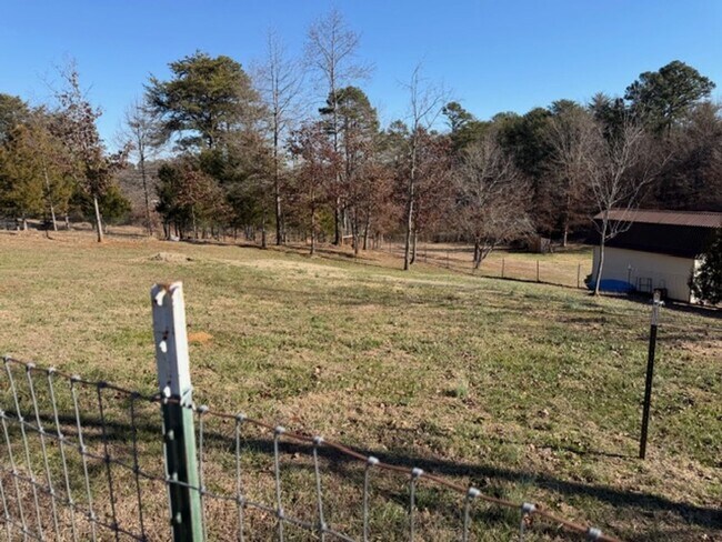Building Photo - Dandridge 37725 - FULLY FURNISHED 3 bedroom, 2 bath Updated Basement Ranch on 1+ Acre. Pets Welco...