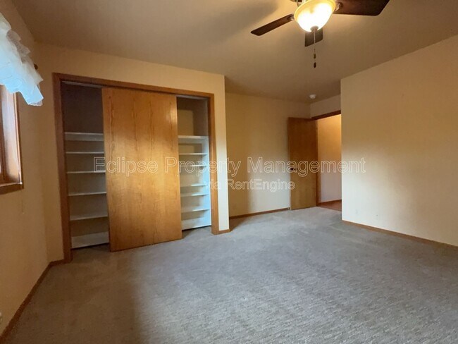 Building Photo - 2737 Sierra Vista Dr