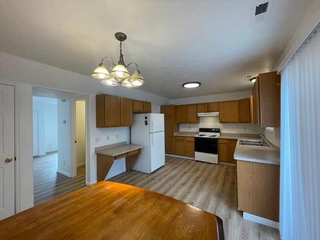 Building Photo - 3 Bedroom Townhome by BYU