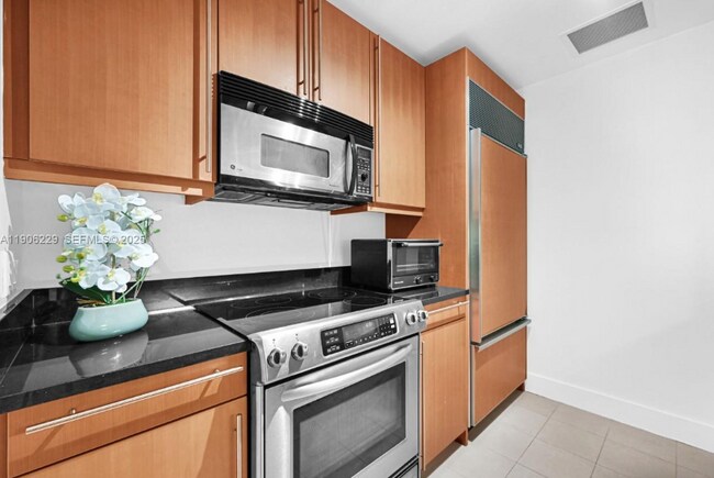 Building Photo - 1435 Brickell Ave