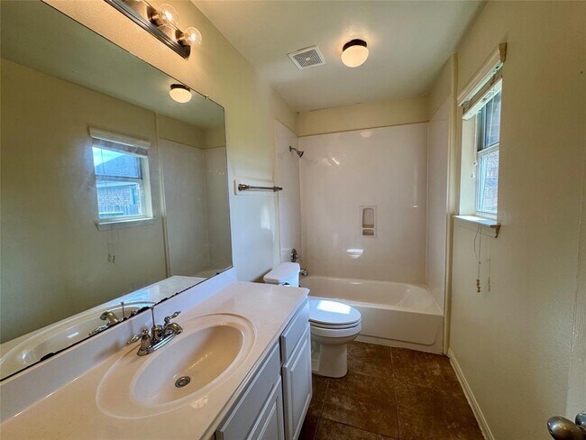 Building Photo - 4939 Royal Arbor Ln