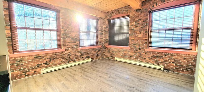 Building Photo - 2 Manchester St