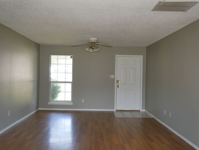 Building Photo - Allynne Ct Duplex