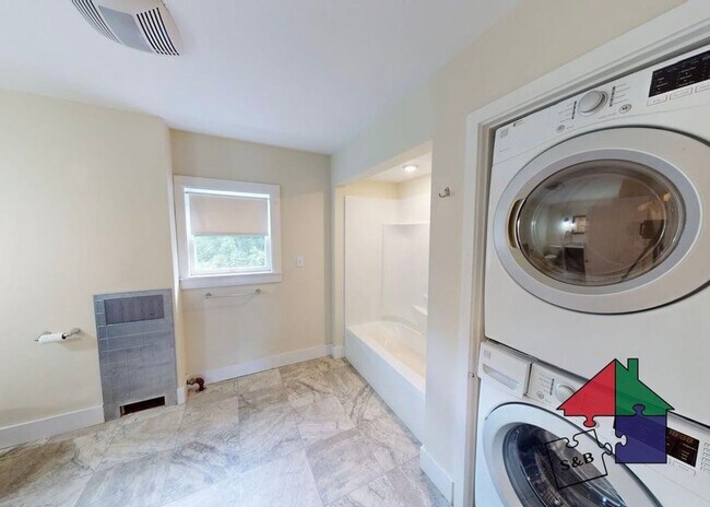 Building Photo - 123 Hill St