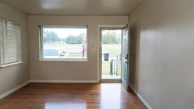 Building Photo - 4 BED 2 BATH 1 CAR GARAGE PLUS CARPORT IN STEVE PENNINGTON ADDITION