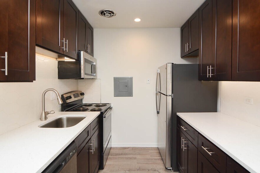 Building Photo - 520 W Aldine Ave