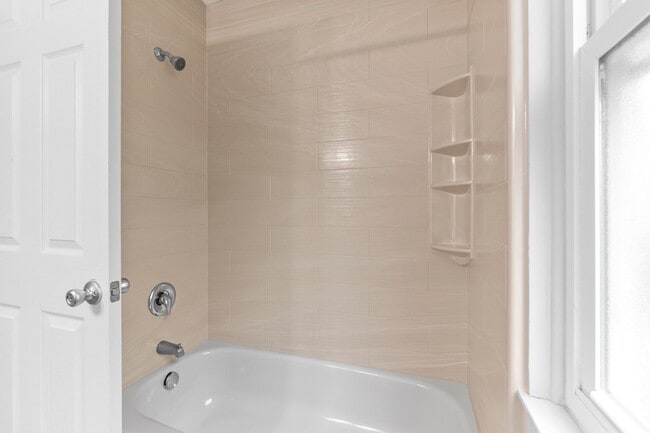 Building Photo - Spacious 4-Bed, 3-Bath Family Home