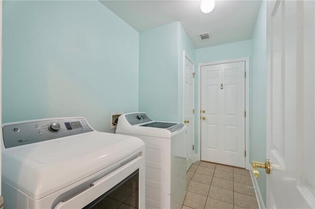 Building Photo - 6640 Autumn Hills Dr