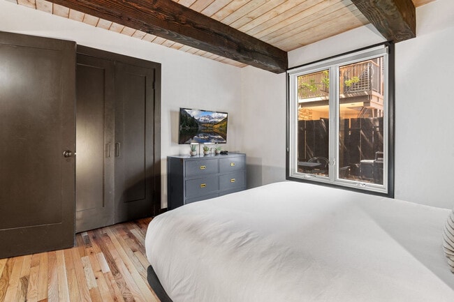 Building Photo - 1039 E Cooper Ave