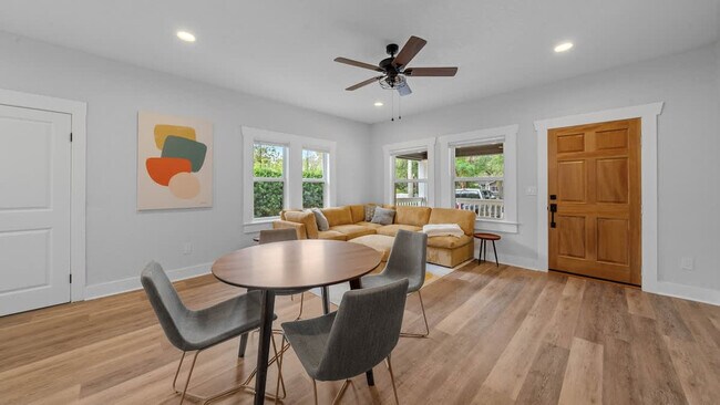 Building Photo - 1007 E Comanche Ave