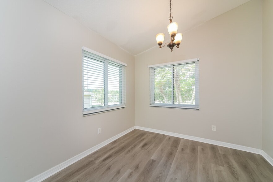 Building Photo - 1323 Hillview Dr