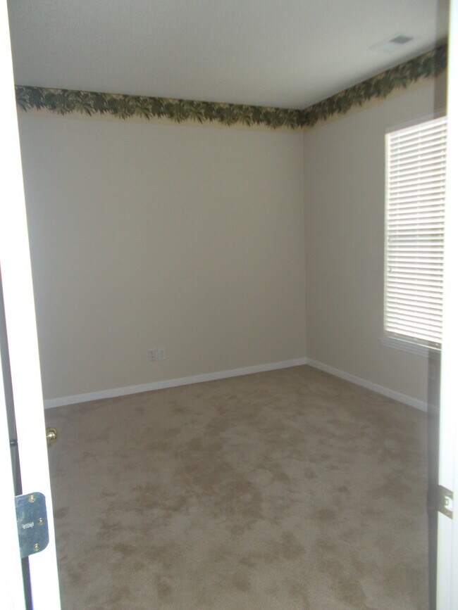 Building Photo - 696 Churchill Downs Dr