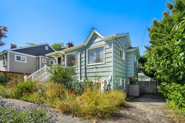 Building Photo - Charming 1bed/2bath Home with Lowel Level Bonus Room in West Seattle!