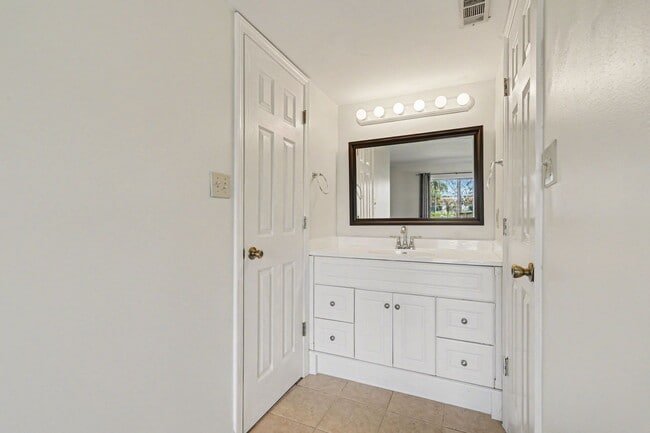 Building Photo - Must see 1st floor, end unit with lots of natural light in St Lucie Gardens.