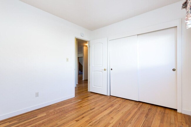 Building Photo - Large Traditional Home in La Mesa!