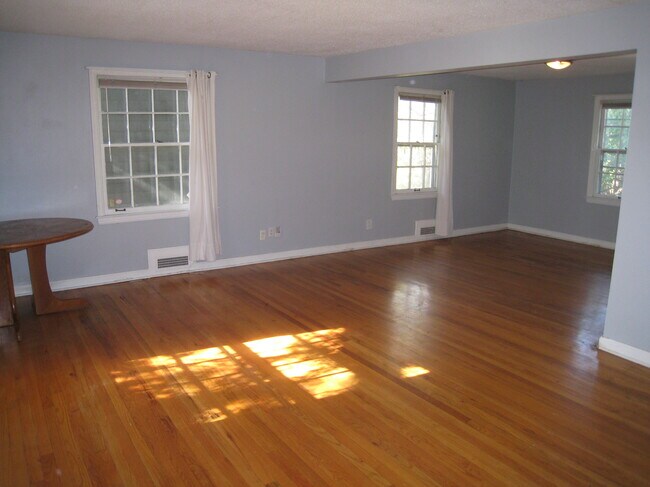 Building Photo - 636 E 63rd Ter