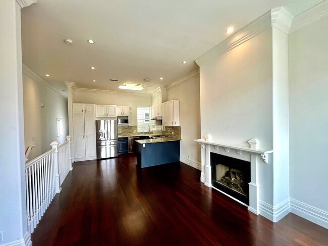 Building Photo - SPECTACULAR, TOP FLOOR 2 BED/2 BATH MISSIO...