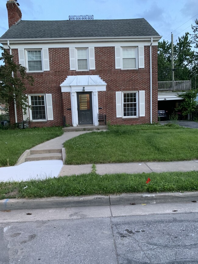 Building Photo - 111 W Sherwood Terrace