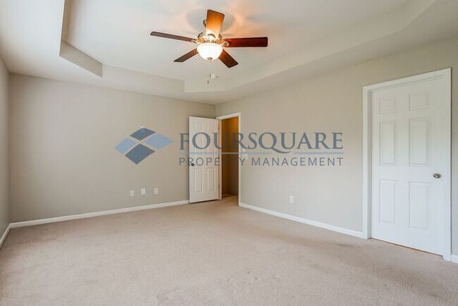 Building Photo - Townhome |Fenced Back Patio with Privacy F...