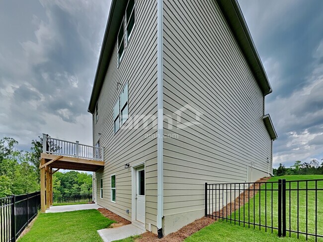 Building Photo - 301 Pecan Dr