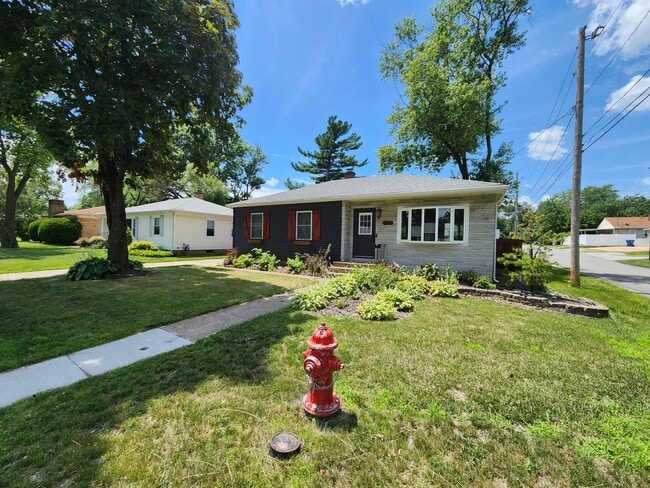 Building Photo - 4 Bedroom in East Moline  MUST SEE!!!