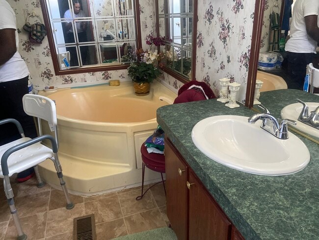 Building Photo - 222 Trailwind St