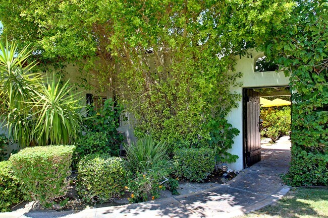 Building Photo - 839 N Avenida Olivos