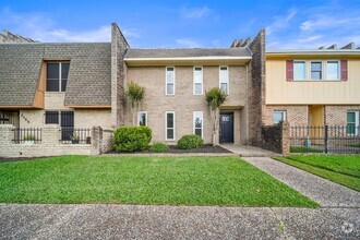 Building Photo - 2466 Country Club Dr
