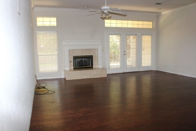 Building Photo - Great West side home located close to shop...