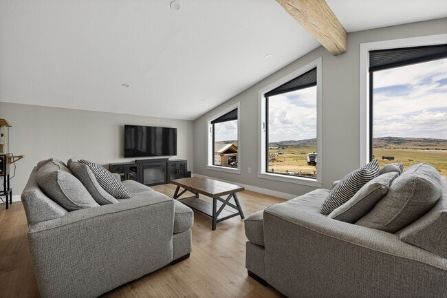Building Photo - 4 BED | 2 BATH | BARNDOMINIUM | HOT SPRING...