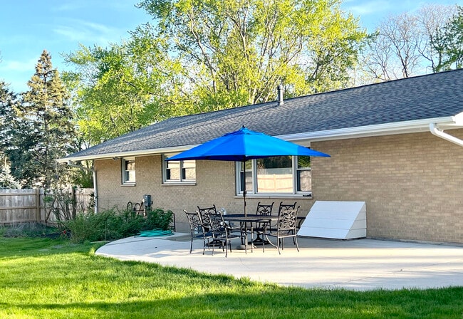 Building Photo - 15122 W Redwood Ln