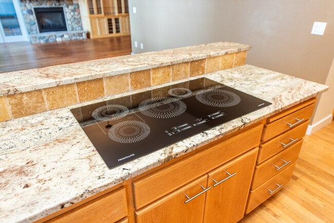 Building Photo - Beautiful Custom Home Overlooking Sequim Bay