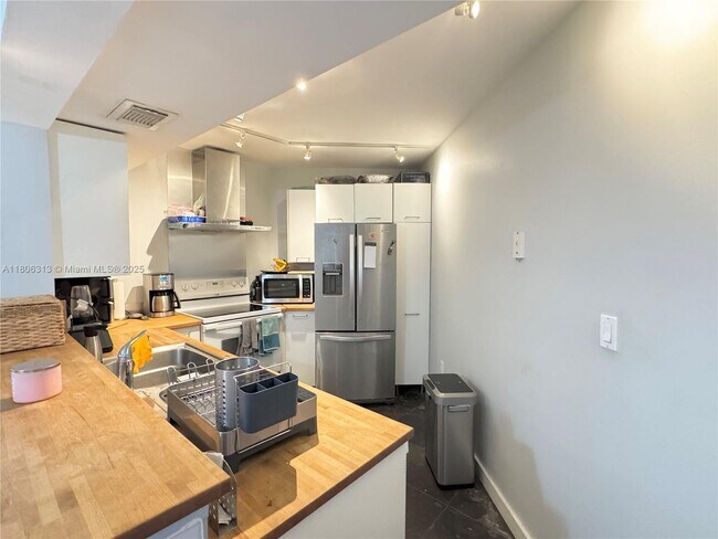 Building Photo - 9701 Fontainebleau Blvd