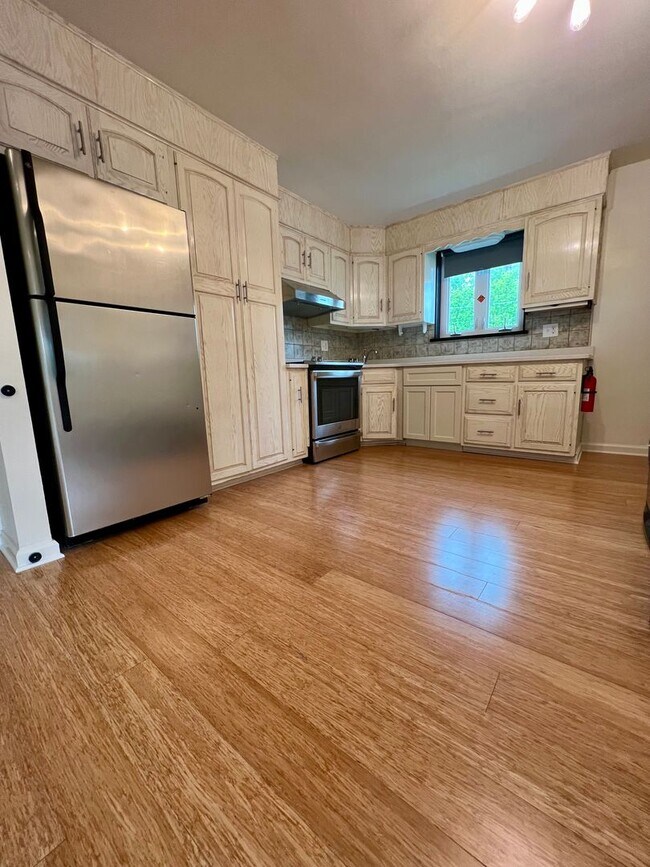 Building Photo - Gorgeous 3-Bedroom Townhome with One-Car Garage in Roxborough! Available NOW!