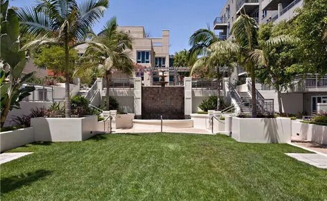 Building Photo - Gorgeous Condo with Amazing Views in La Vi...