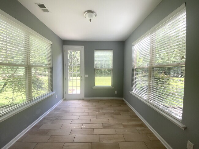 Building Photo - Spacious Home on a Corner Lot in Heritage New Riverside!