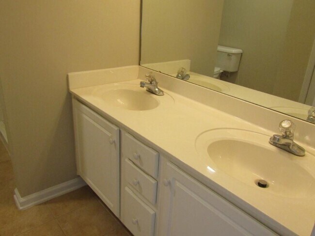 Building Photo - 2208 Seaford Dr