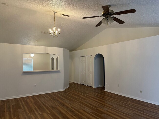 Building Photo - Move in condition 3 Bedroom 2 Bath 2 Car Garage Call Carole Arcaro 386-216-4900 Deltona Lakes Realty